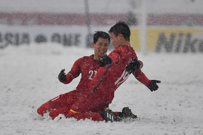 埃切维里司职进攻型中场，他代表阿根廷参加了今年的U17世界杯，并在对阵巴西U17的比赛中戴帽。